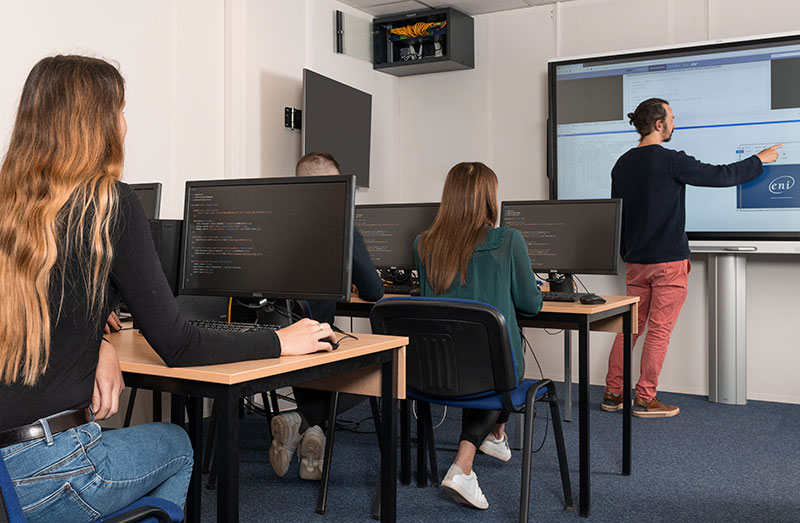 Apprenants ENI échangeant sur le campus
