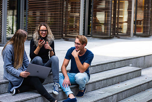 Etudiants discutant devant école