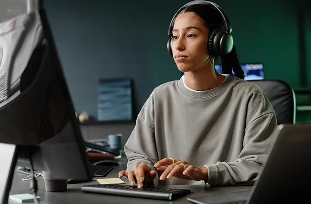 étudiante Etudiante devant ordinateur