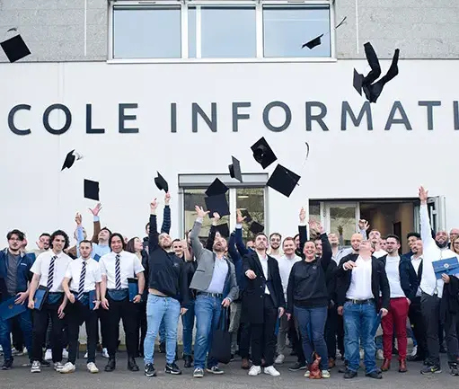 groupe d'étudiants devant l'école ENI remise des diplômes