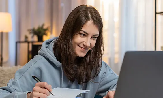 Apprenant suivant une formation à distance sur le campus en ligne