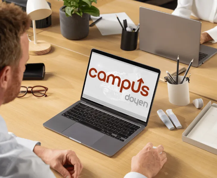 Apprenant suivant une formation à distance sur son ordinateur portable