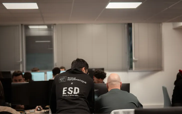 Apprenants en salle informatique sur le campus ENI